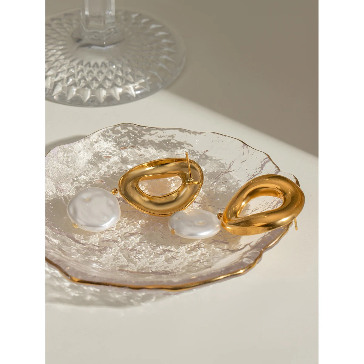 18K vergoldete Edelstahl-Imitationsmuschelperlen Hohle runde Anhängerohrringe Zarte wasserfeste tägliche Schmuckstücke