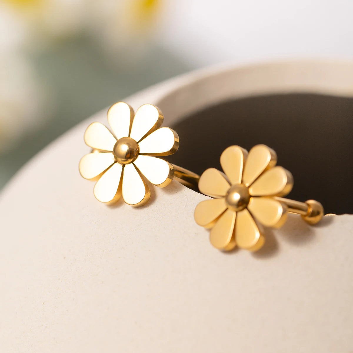 Let luksus 18K PVD otte-bladede blomst Small Daisy Ear Clip Sommer Guld Farve Rustfrit Stål Kvinder Statement Smykker