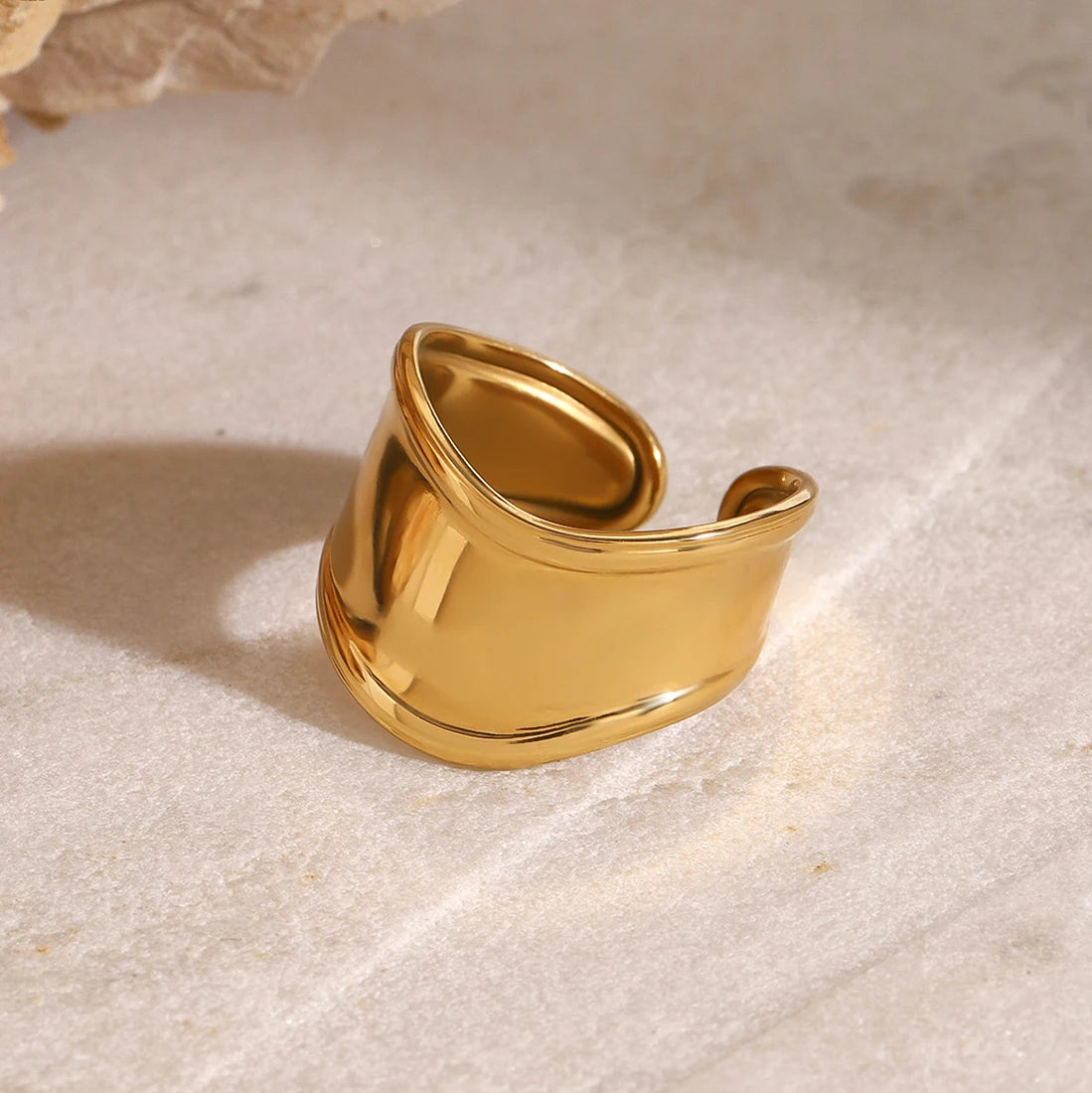 Minimalistischer 18k vergoldeter Edelstahl Hochwertiger glatter unregelmäßiger breiter offener Ring für Frauen Allergieprävention Charm Schmuck