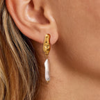 Pendientes de lujo ligeros para mujer con perla irregular delgada minimalista de acero inoxidable chapado en oro de 18k, joyería elegante a prueba de óxido