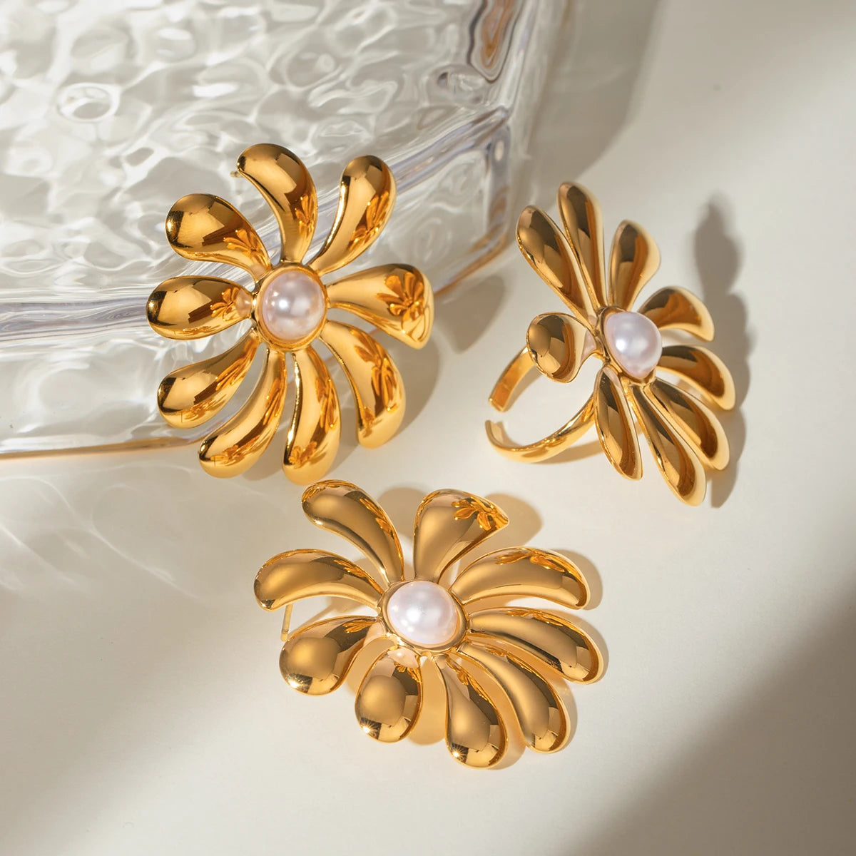 18k Goud Vergulde Minimalistische Lichte Gezellige Zonnebloem Ontwerp Plakkerige Plastic Parel Oorbel Ring Set Gepersonaliseerde Statement Sieraden