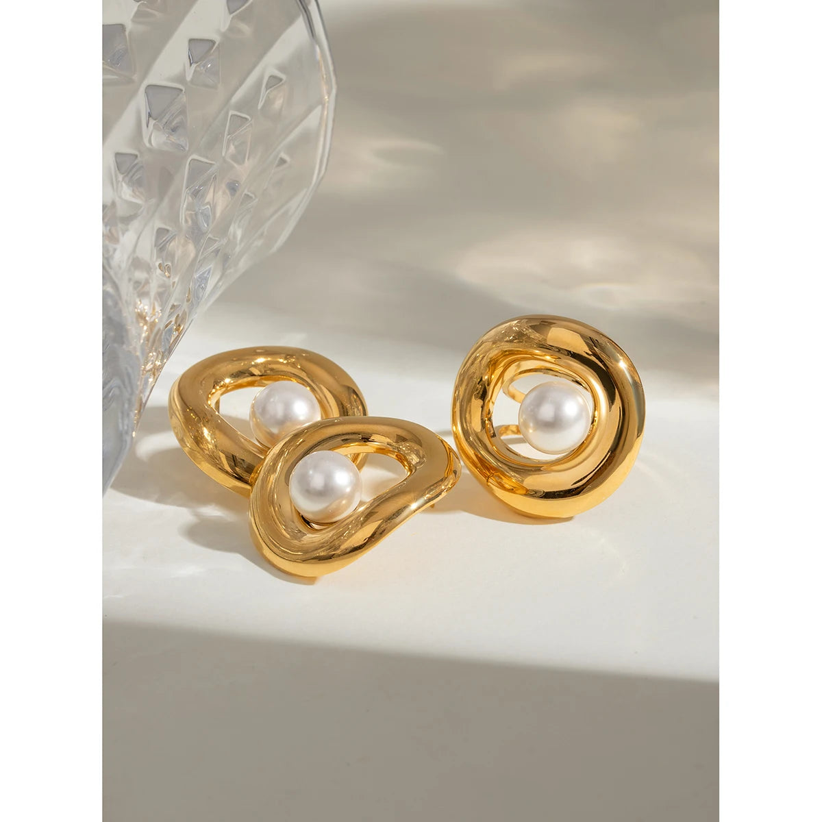 18K vergoldeter Edelstahl Metall gewebt modische Imitationsperle hohl glatt Ohrring Ring täglicher Charme für Frauen Schmuck