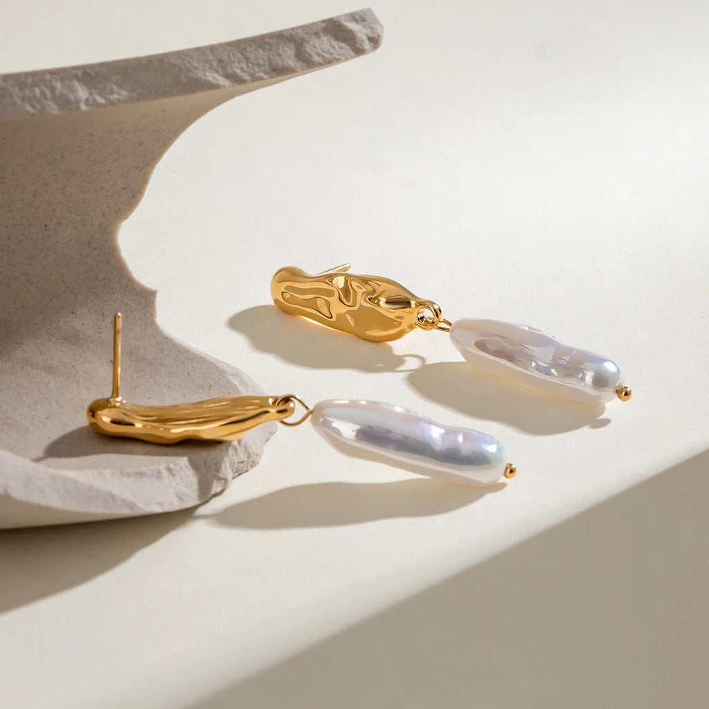 Pendientes de lujo ligeros para mujer con perla irregular delgada minimalista de acero inoxidable chapado en oro de 18k, joyería elegante a prueba de óxido