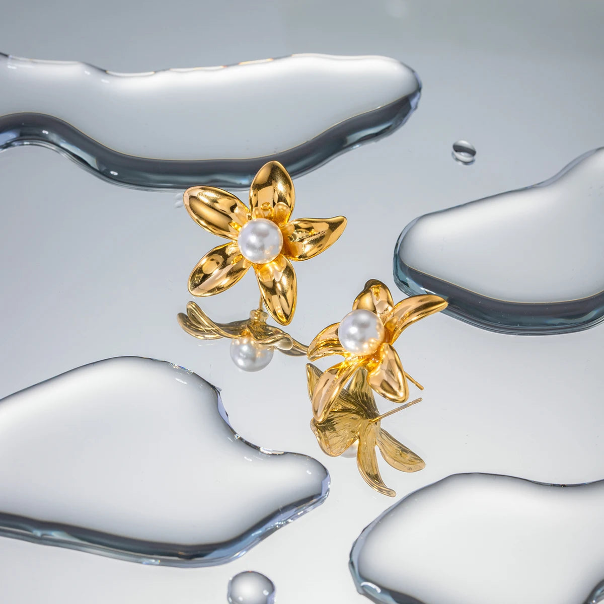 2024 Delicate Stainless Steel 18k Gold Stainless Steel Flower Shaped Earrings Inlay With Pearls Light Cozy Jewelry for Women