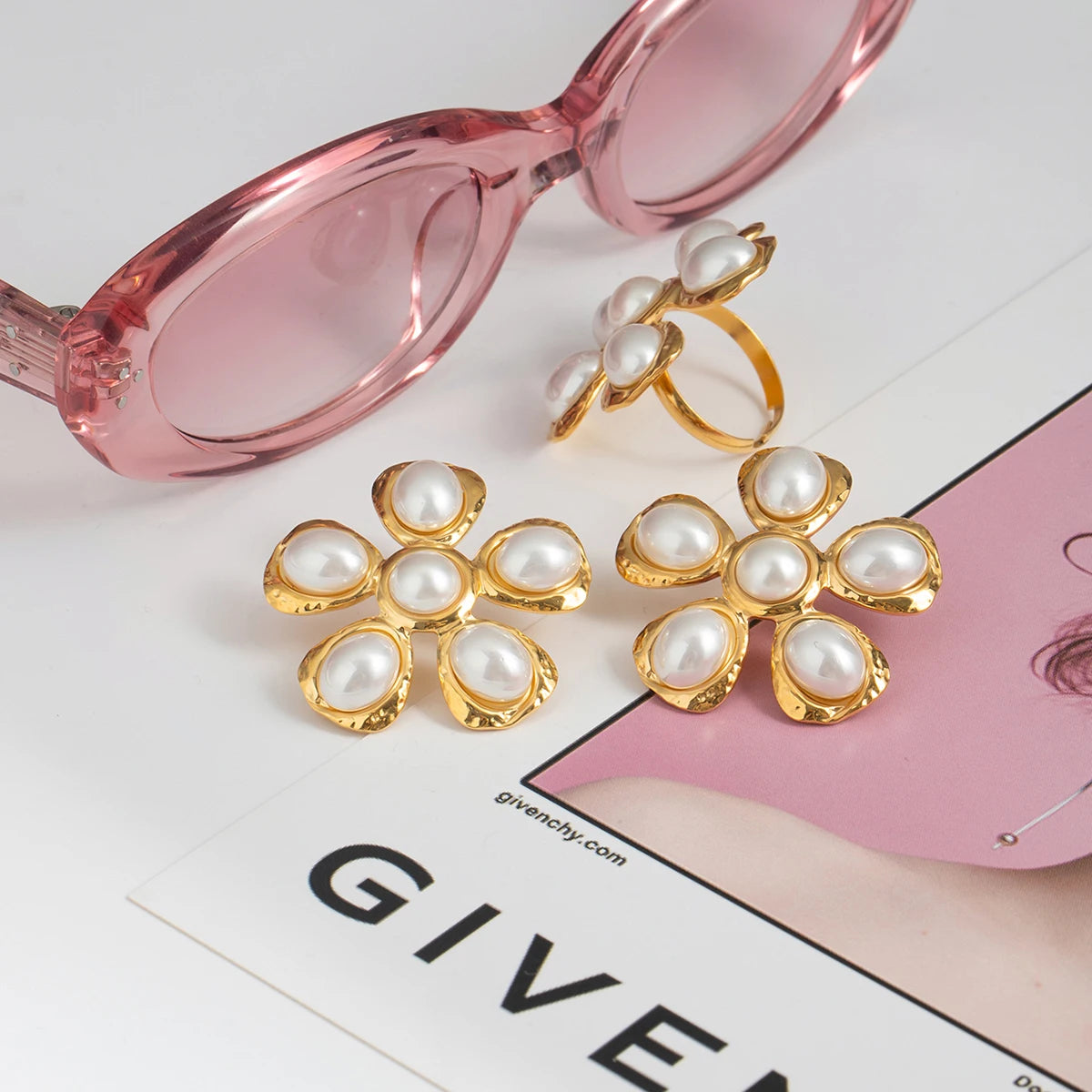 Minimalistische 18k vergoldete Edelstahl Imitationsperlen Hammerstruktur Blumenring Ohrringe Damen Anti-Allergie Charmschmuck