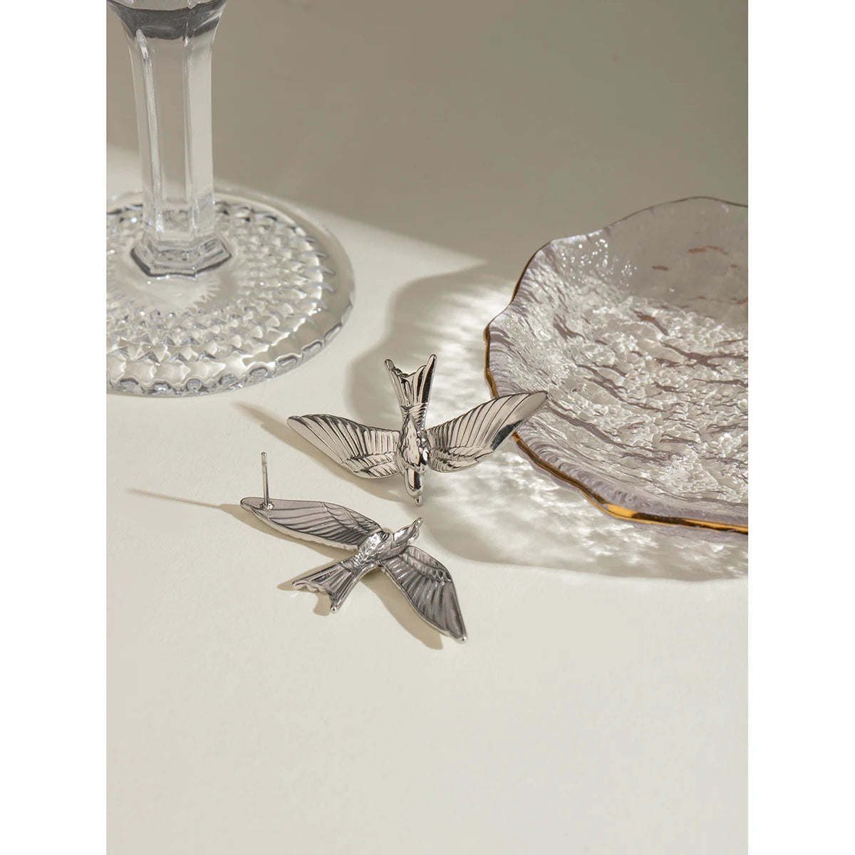 Stålfarve rustfrit stål Vintage stereoskopiske fugleformede øreringe til kvinder Vandtæt mode charmesmykkefest