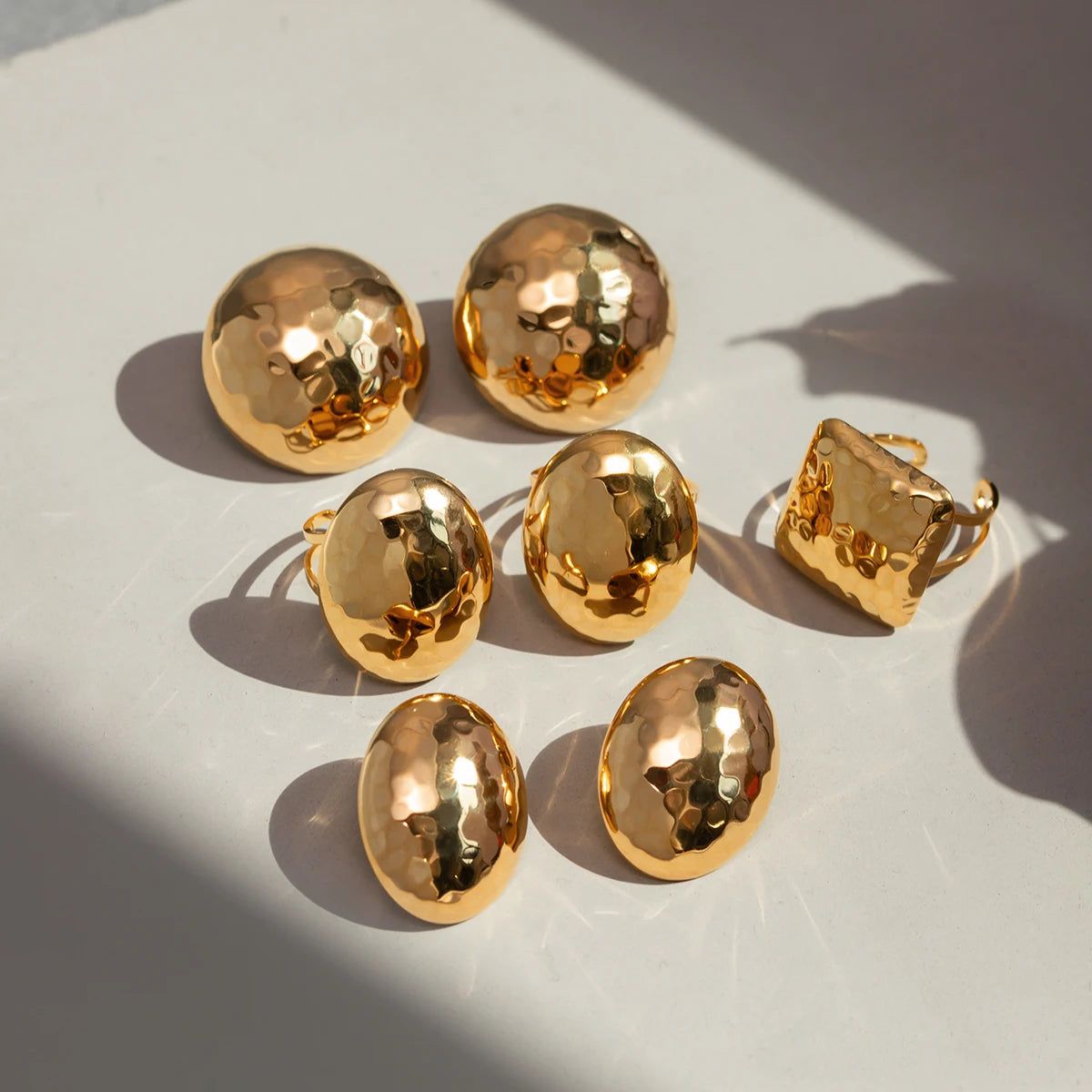 Stilvolle einzigartige Metall-Edelstahl 18k vergoldete Damen-Hammer-Kornmuster-Disco-Oval-Ohrringe/Ring-Set Urlaubsschmuck