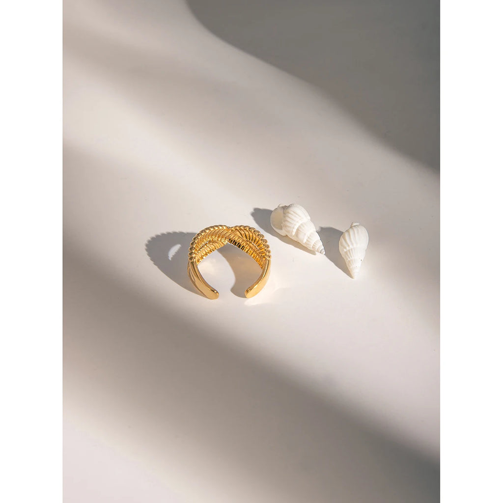 Anel Feminino de Aço Inoxidável com Design Cruzado Atraente, Abertura Rosqueada, Revestido em PVD 18K à Prova d'Água