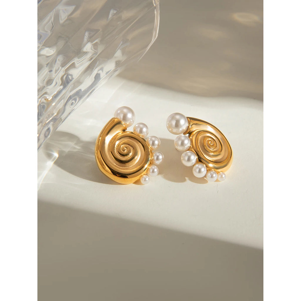 18K PVD-beschichteter Edelstahl Minimalistischer Conch mit Halbkreis-Muschelperlenohrring Hochwertiger Stilvoller Rostfreier Schmuck