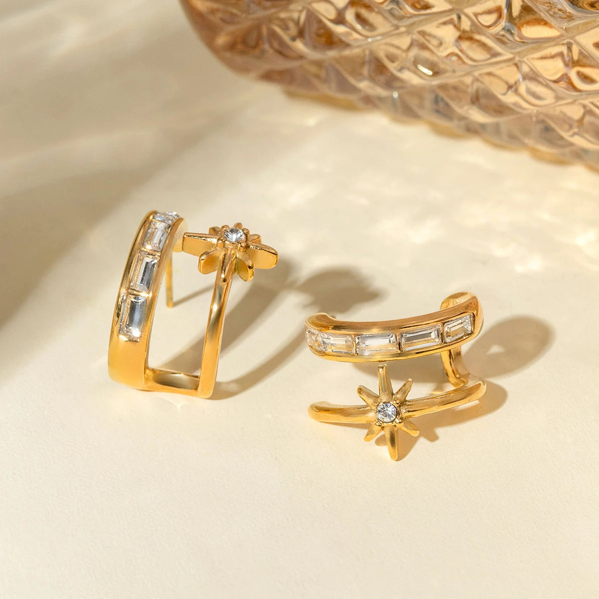 18K PVD-beschichtete Edelstahl-Halbmond-hohle bunte Zirkone Stern-Ohrringe wasserdicht trendige Damen exquisite Schmuck Bijoux