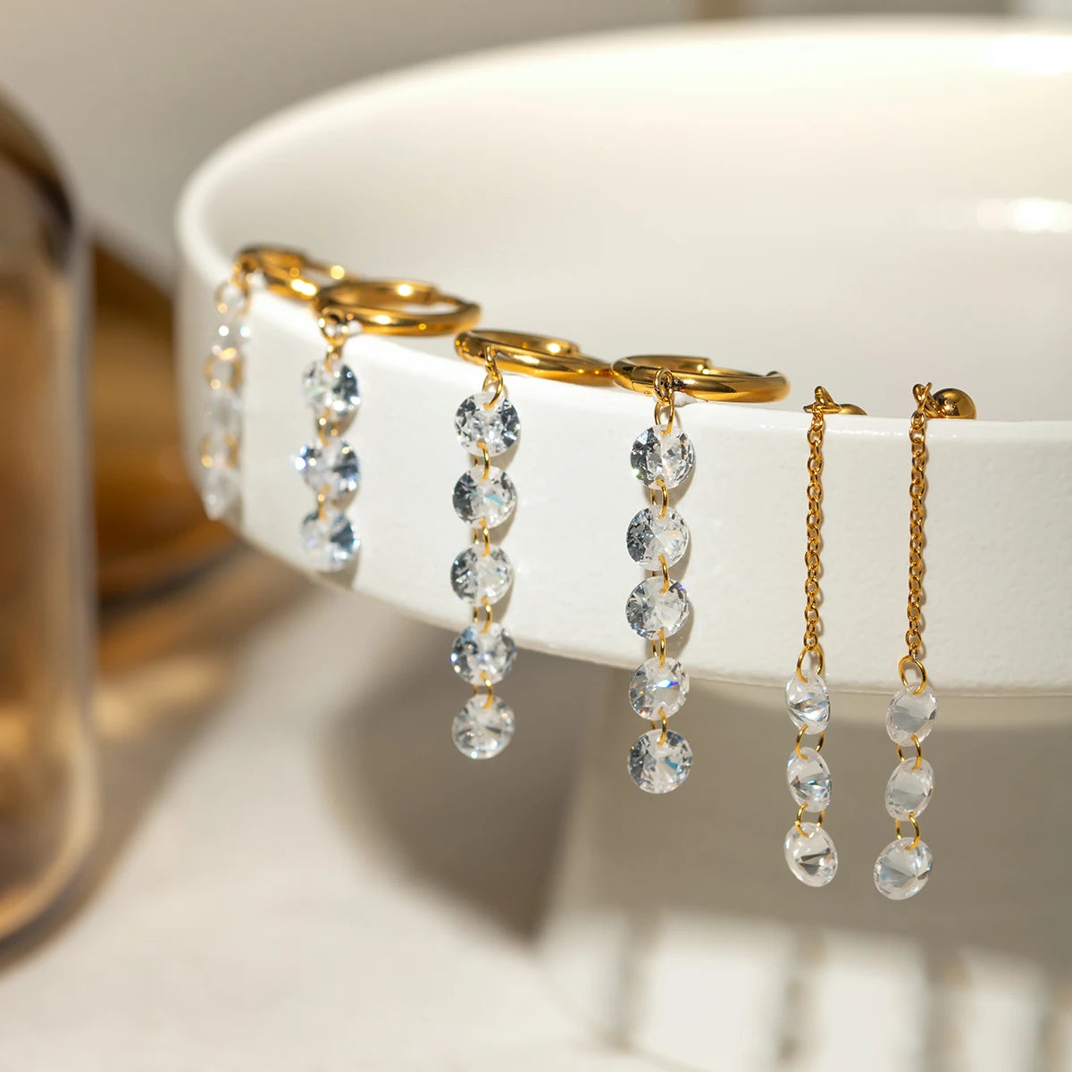 Edelstahl 18K Minimalistische geometrische rostfreie Fransenohrringe mit Zirkon besetzt, temperamentsfreier Charmschmuck für Frauen