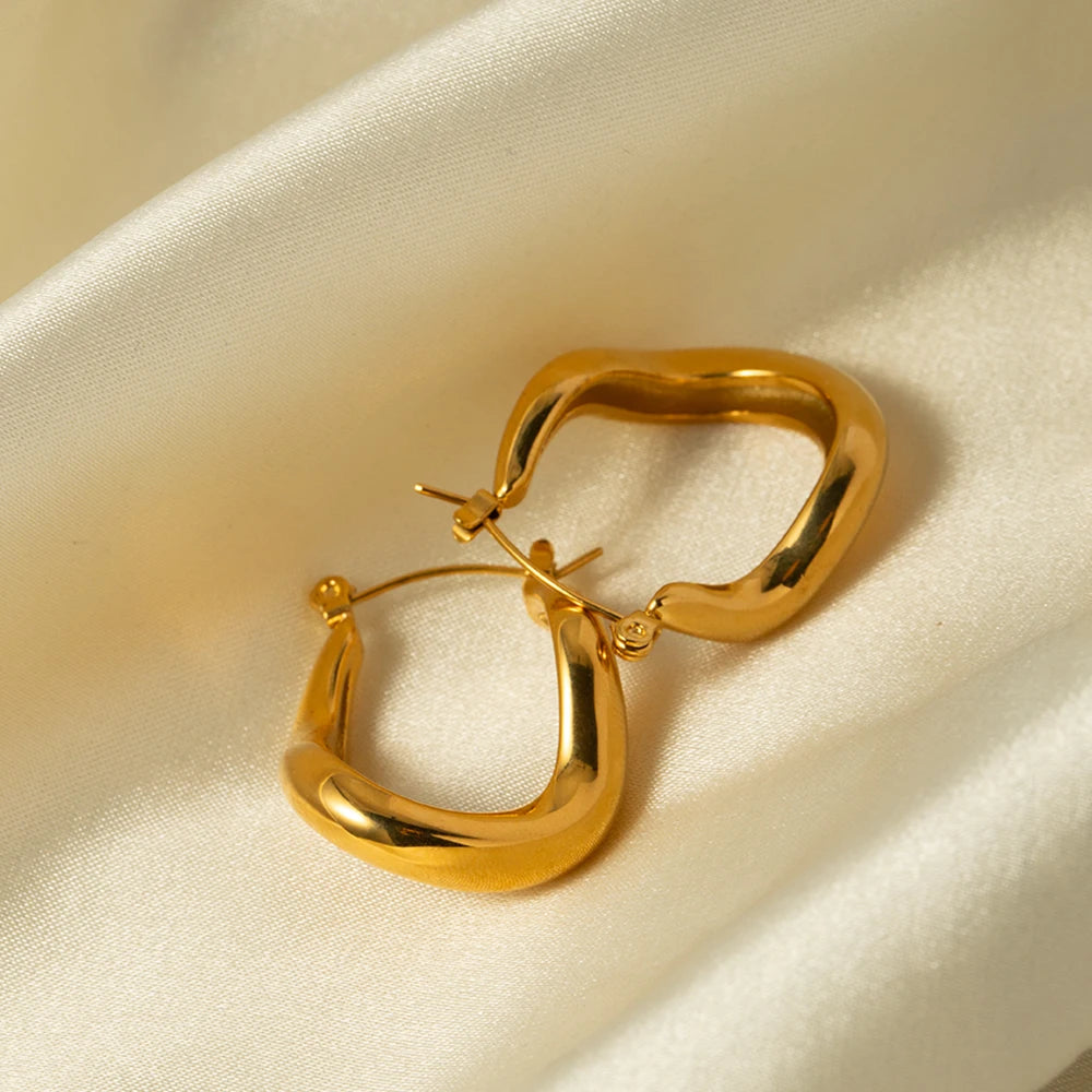 18k Gold Plated Delicate Stainless Steel Wavy Design U-shaped Hoop Earrings Light Cozy Jewelry for Women
