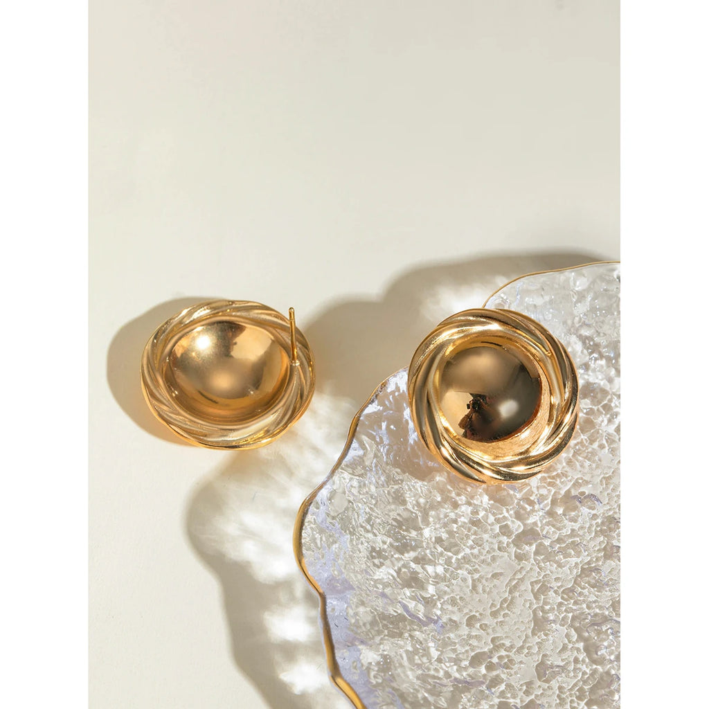 18K vergoldete metallische geometrische Edelstahl glatte runde gedrehte Rand Knopf Ohrringe trendige Damen Premium Gala Schmuck