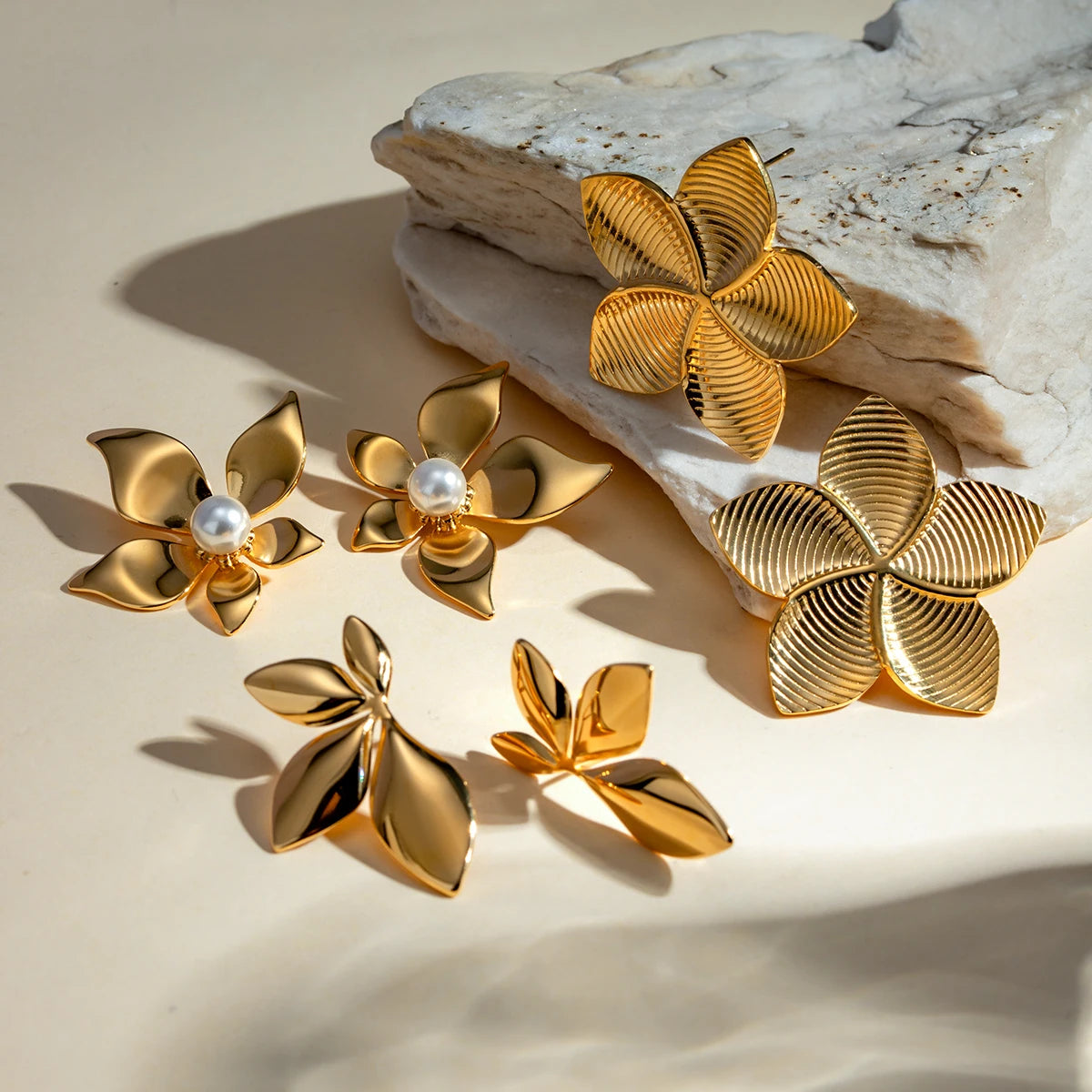 Licht Luxe 18K Verguld Roestvrij Stalen Gouden Bloem Blad Ontwerp Oorbellen Ring Set Dames Vintage Mode Persoonlijkheid Sieraden