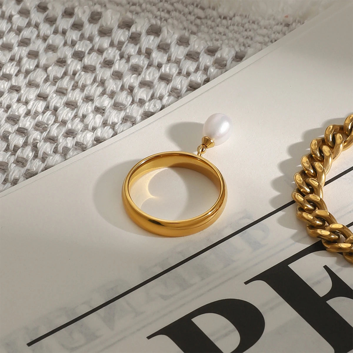 Bague lisse simple élégante en acier inoxydable plaqué or 18 carats avec perle d'eau douce, taille 7, pour femme, tendance, charme chic, bijou pour gala, cadeau