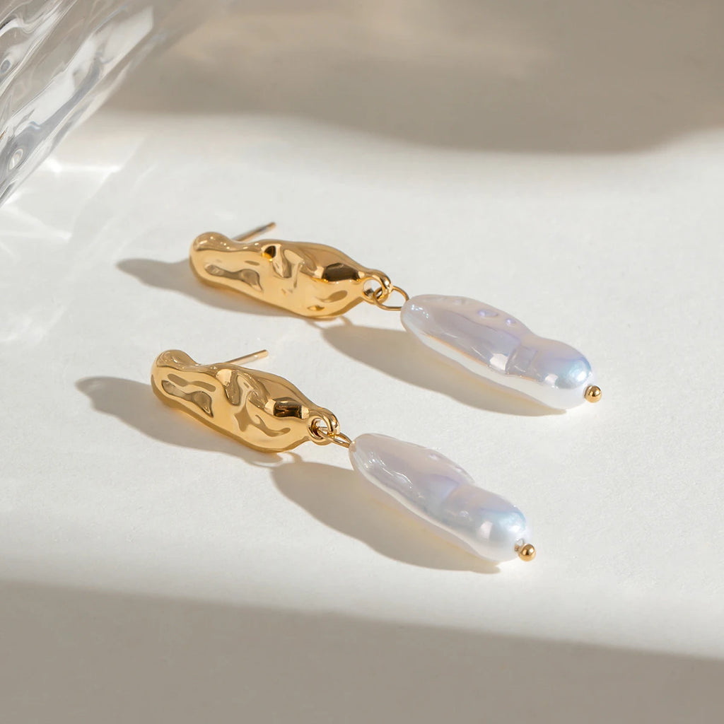 Pendientes de lujo ligeros para mujer con perla irregular delgada minimalista de acero inoxidable chapado en oro de 18k, joyería elegante a prueba de óxido