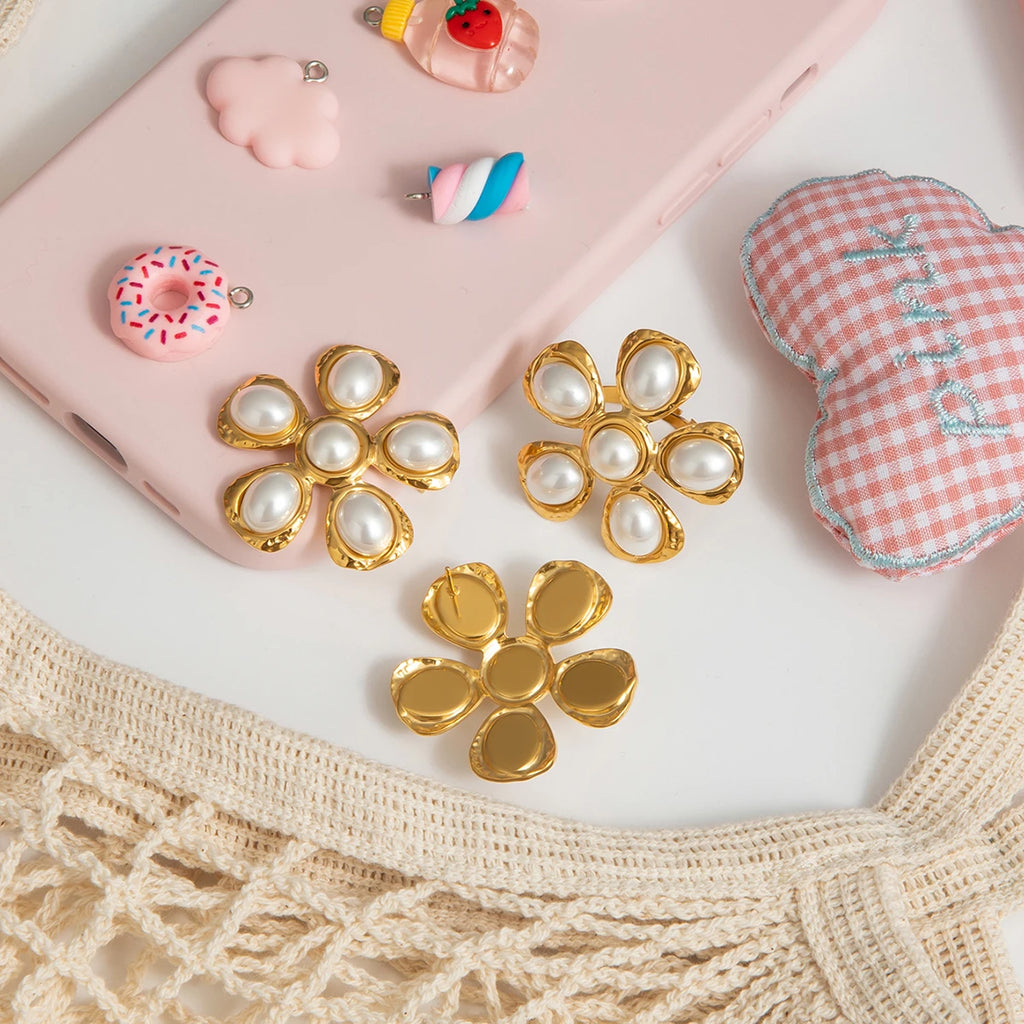 Minimalistische 18k vergoldete Edelstahl Imitationsperlen Hammerstruktur Blumenring Ohrringe Damen Anti-Allergie Charmschmuck