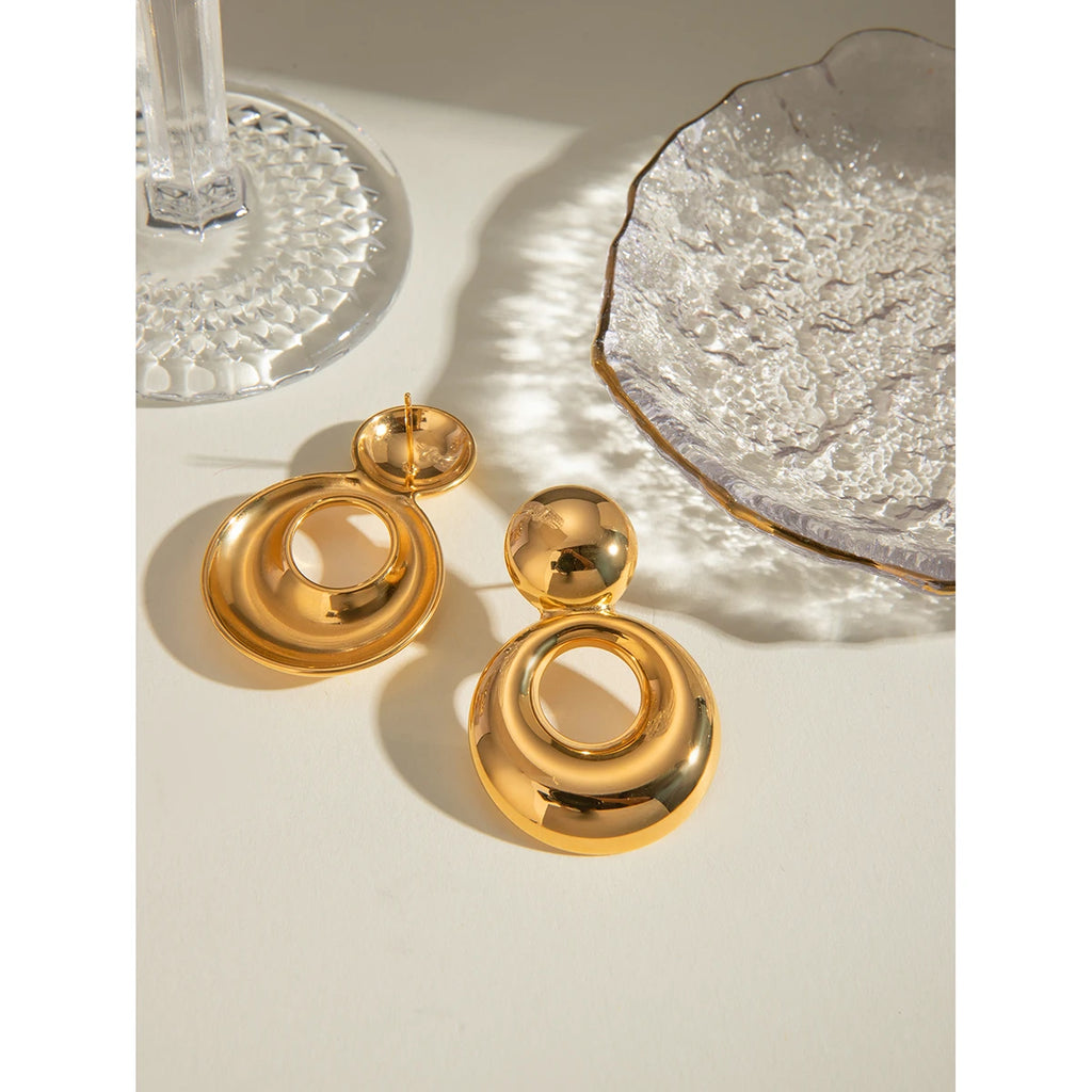 Pendientes dobles huecos de textura metálica de acero inoxidable chapados en oro de 18k Retro para mujeres Encanto de temperamento Joyería dorada elegante