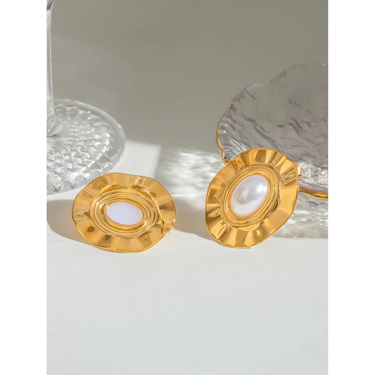 18Kゴールドメッキ 精巧な模造パール オーバル プリーツイヤリング 女性用 ステンレススチール ミニマリスト チャーム ネックレスジュエリー