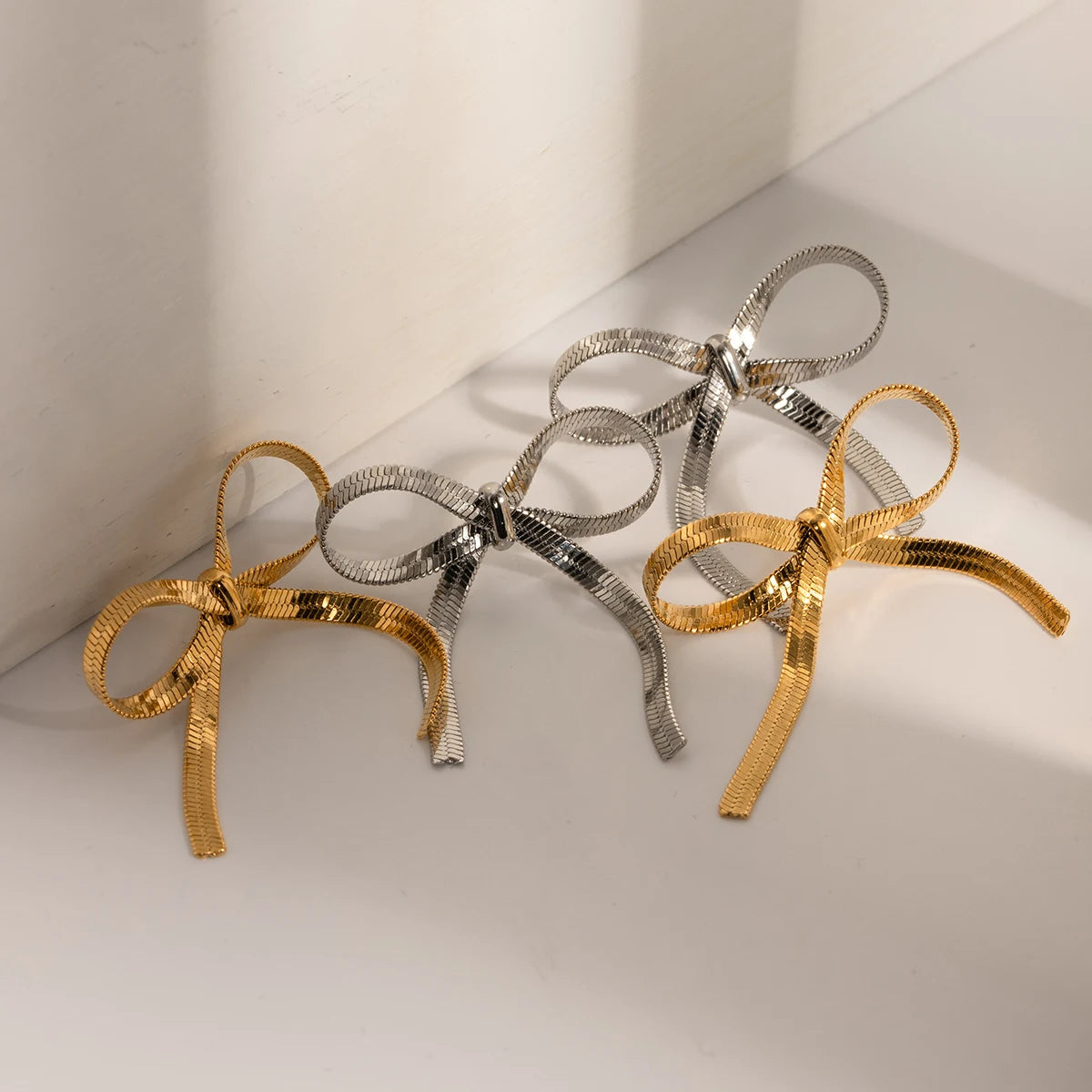 Kolczyk w kształcie kokardki z łańcuszkiem wężowym, modny, geometryczny, ze stali nierdzewnej pozłacanej 18K, dla kobiet, zapobiegający alergiom, biżuteria wyrazista