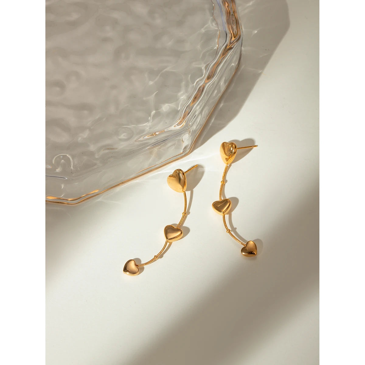 18K Altın Kaplama Metalik Geometrik Paslanmaz Çelik Parlak Üçlü Aşk Kalp Kolye Küpe Kadın Gala Takısı