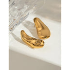 18K PVD-beschichtete modische asymmetrische Linsen-konvexe Hammerschlag-Struktur Ohrringe aus Edelstahl für Frauen, allergiepräventiv, stilvoller Schmuck