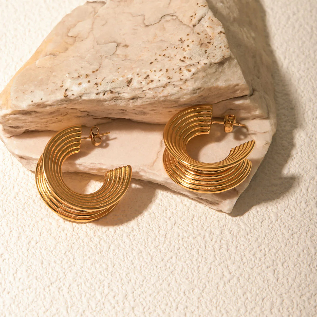 Lette hyggelige 18k rustfrit stål stribet side V-formede C-formede øreringe Anti-allergisk Stilfuldt frit temperament charmsmykker