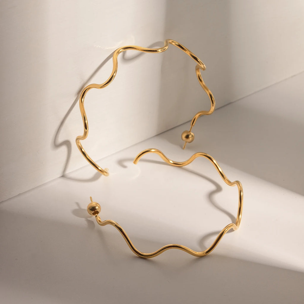 Trendy 18 karat forgyldt rustfrit stål C-formede bølgeøreringe Stilfulde vandtætte temperament Fashion overdrevne øresmykker