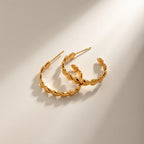 Udsøgte vandtætte 18K forgyldte Simple Trendy Seriel Love Heart C-formede øreringe Elegant Statement Metal Texture smykker