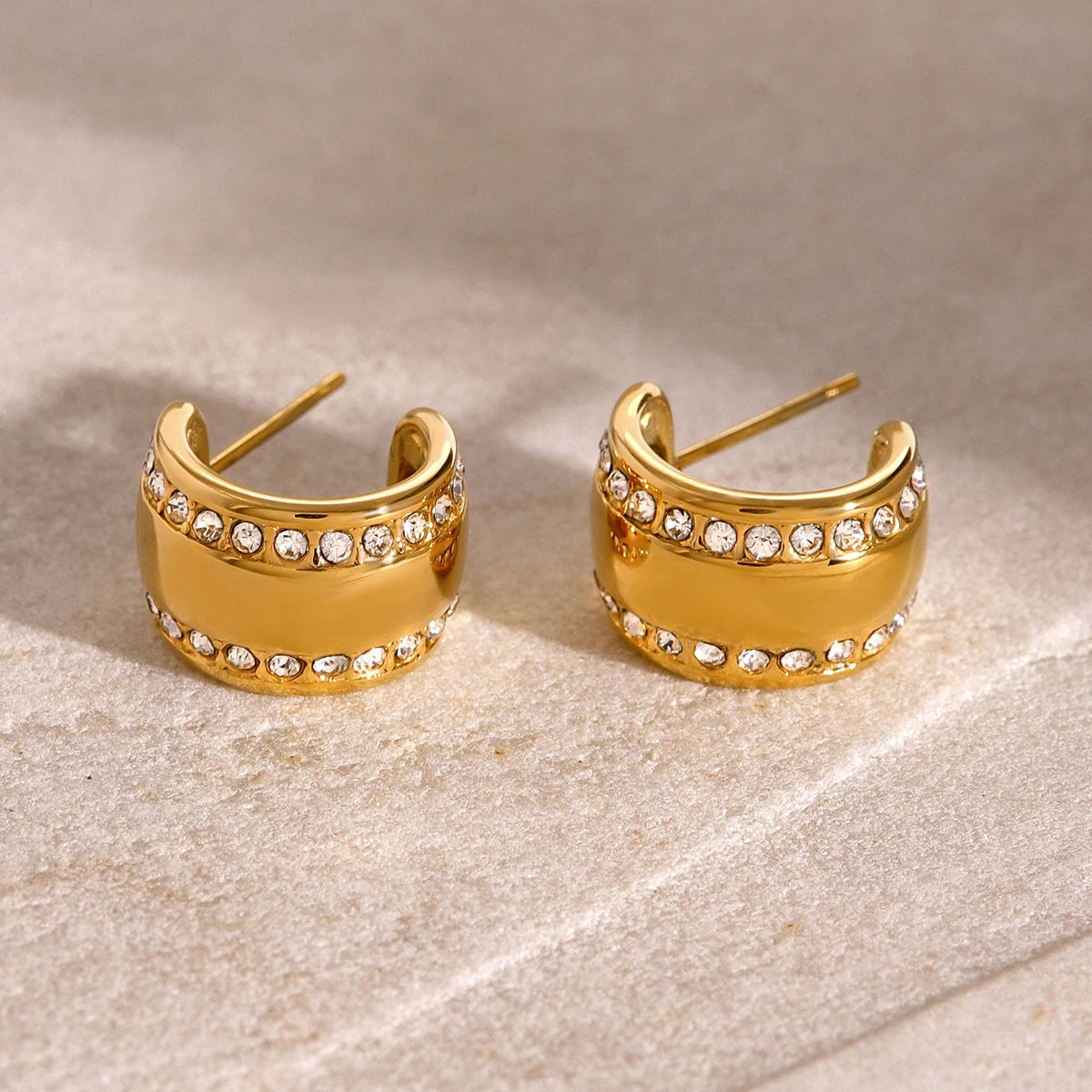 18K PVD forgyldt brede C-formede øreringe indlæg hvid zirconia rustfrit stål Kvinder Statement karakteristiske rustsikre smykker