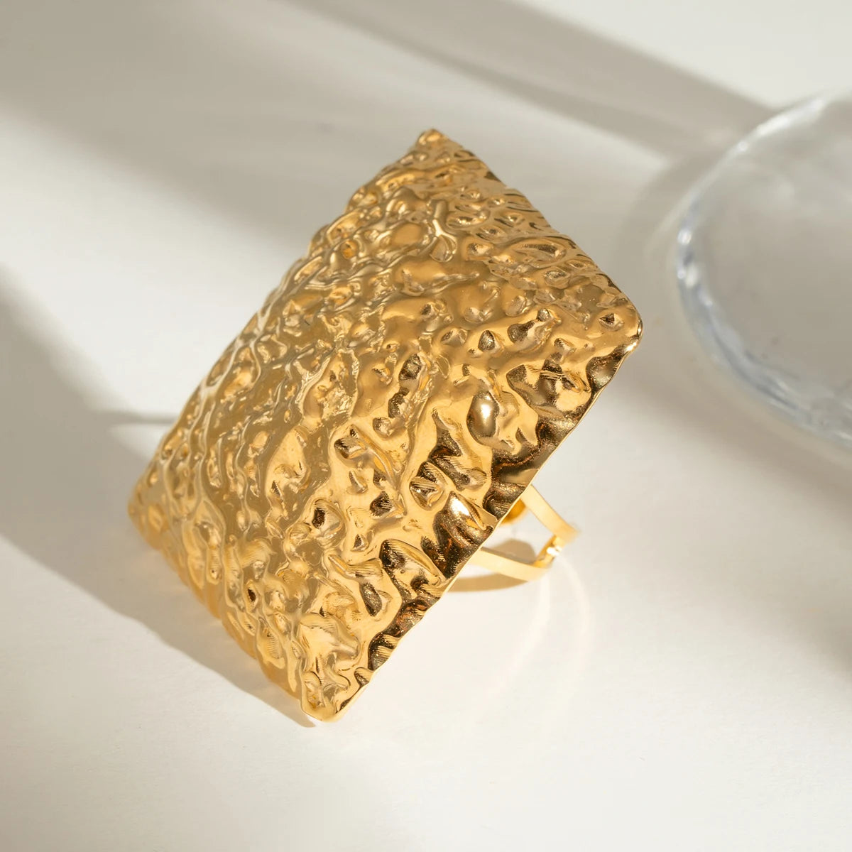 18K Edelstahl wasserdichter quadratischer konvexer Hammerkorn offener Ring für Frauen, anti-allergisch, eleganter Charme, täglicher Strand-Schmuck