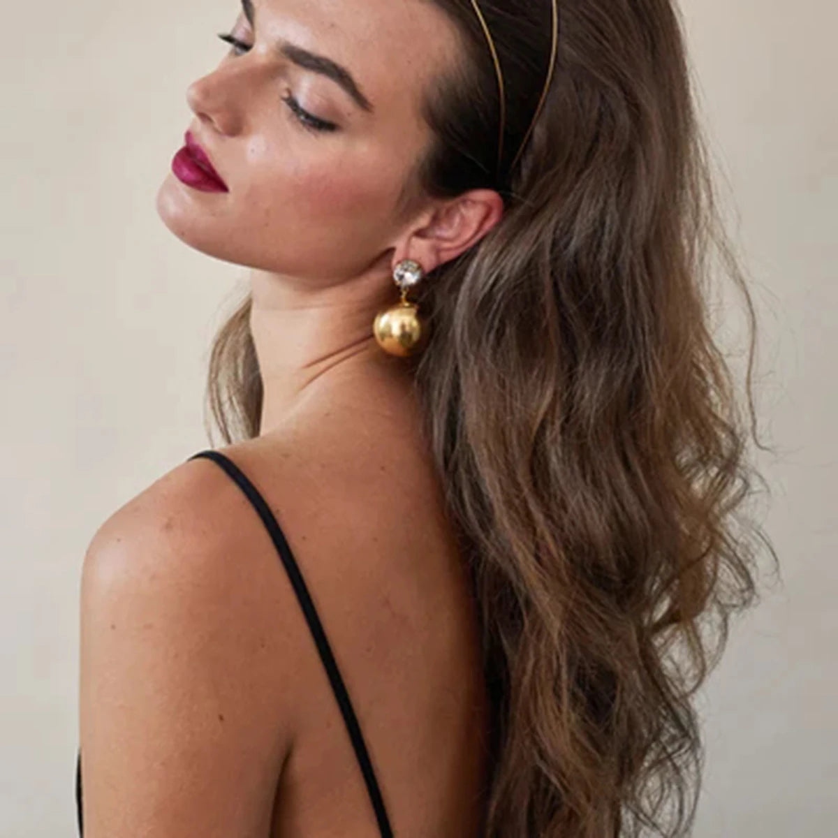 Exquisitos pendientes de moda de alta calidad de acero inoxidable con gota hemisférica de circonia cúbica, chapados en PVD 18K, joyería de moda y regalo.