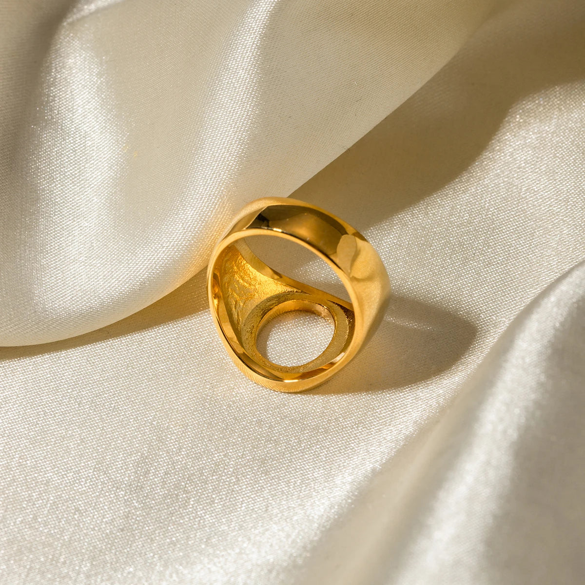 Bague ovale creuse minimaliste en acier inoxydable avec incrustation de strass en or 18 carats, mode, anti-rouille, prévention des allergies, bijou tendance et charmant