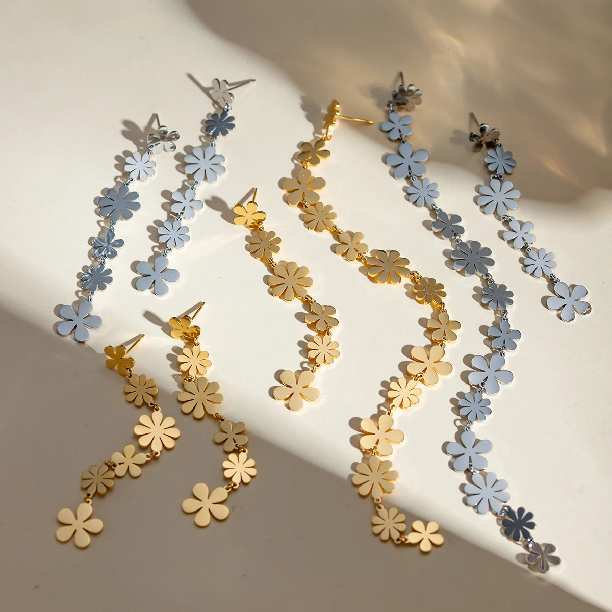 Schicke Sommer Edelstahl Kleine Gänseblümchen 18K Gold PVD-beschichtete Lange Asymmetrische Anhänger Ohrringe Damen Statement Schmuck