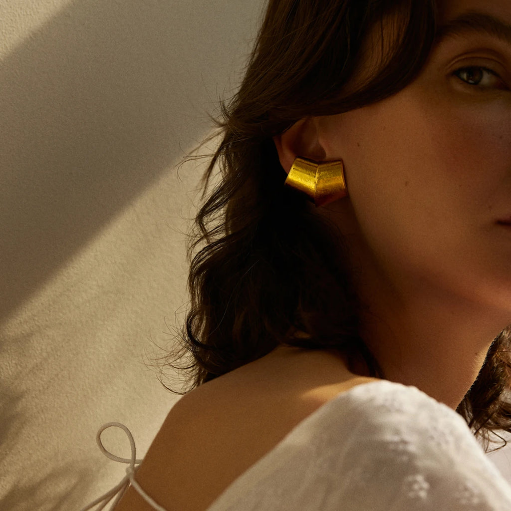 Minimalistisk 18K forgyldt rustfrit stål Uregelmæssig konveks trapez glatte øreringe Dame Daglige Charms Vandtætte smykker