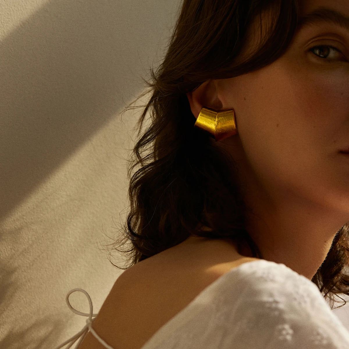 Minimalistisk 18K forgyldt rustfrit stål Uregelmæssig konveks trapez glatte øreringe Dame Daglige Charms Vandtætte smykker