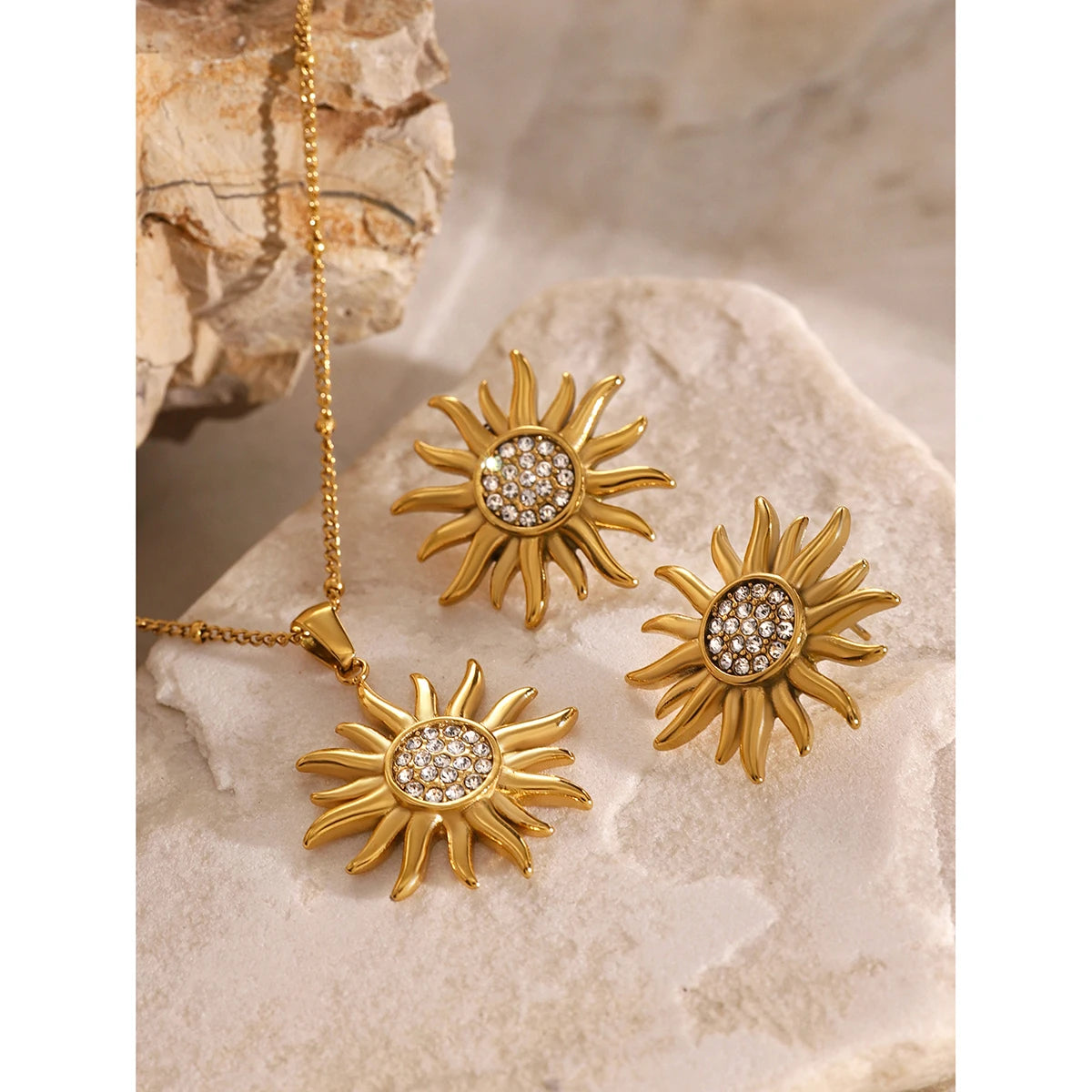 گردنبند و گوشواره ست زنانه بیژو با آویز شکل خورشید از جنس استیل ضد زنگ با روکش طلای 18 عیار و نگین رینستون، جواهرات ضد آب