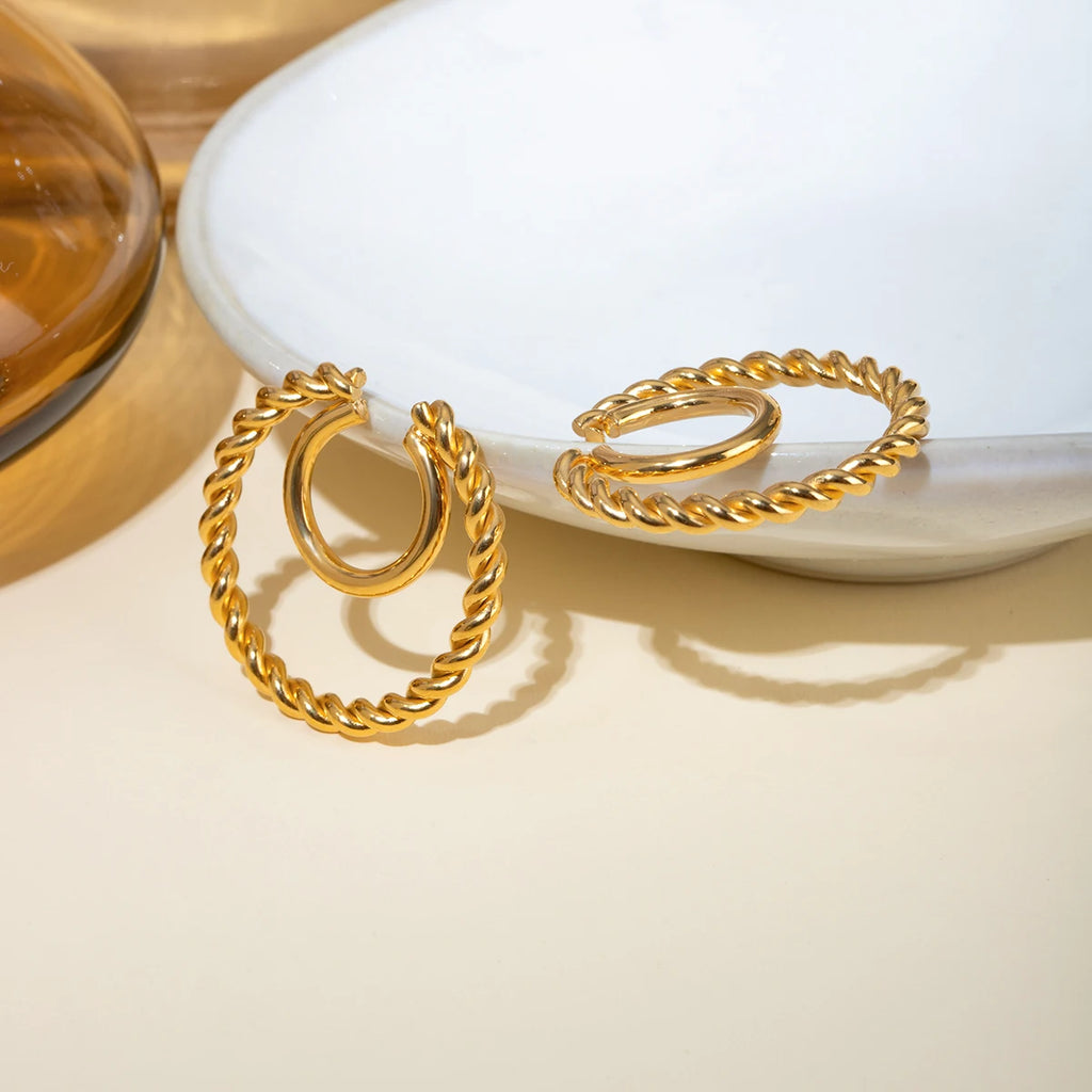 Geometriske øreknogler Ung personlighed 18K PVD-spole Twist-spole Dobbelt øreklipsmanchet Kvinder Delikat sommersmykker Bijoux