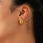 Vandtæt glat rustfrit stål Vanddråbeformede øreringe Statement Metaltekstur Populære metal 18K forgyldte smykker