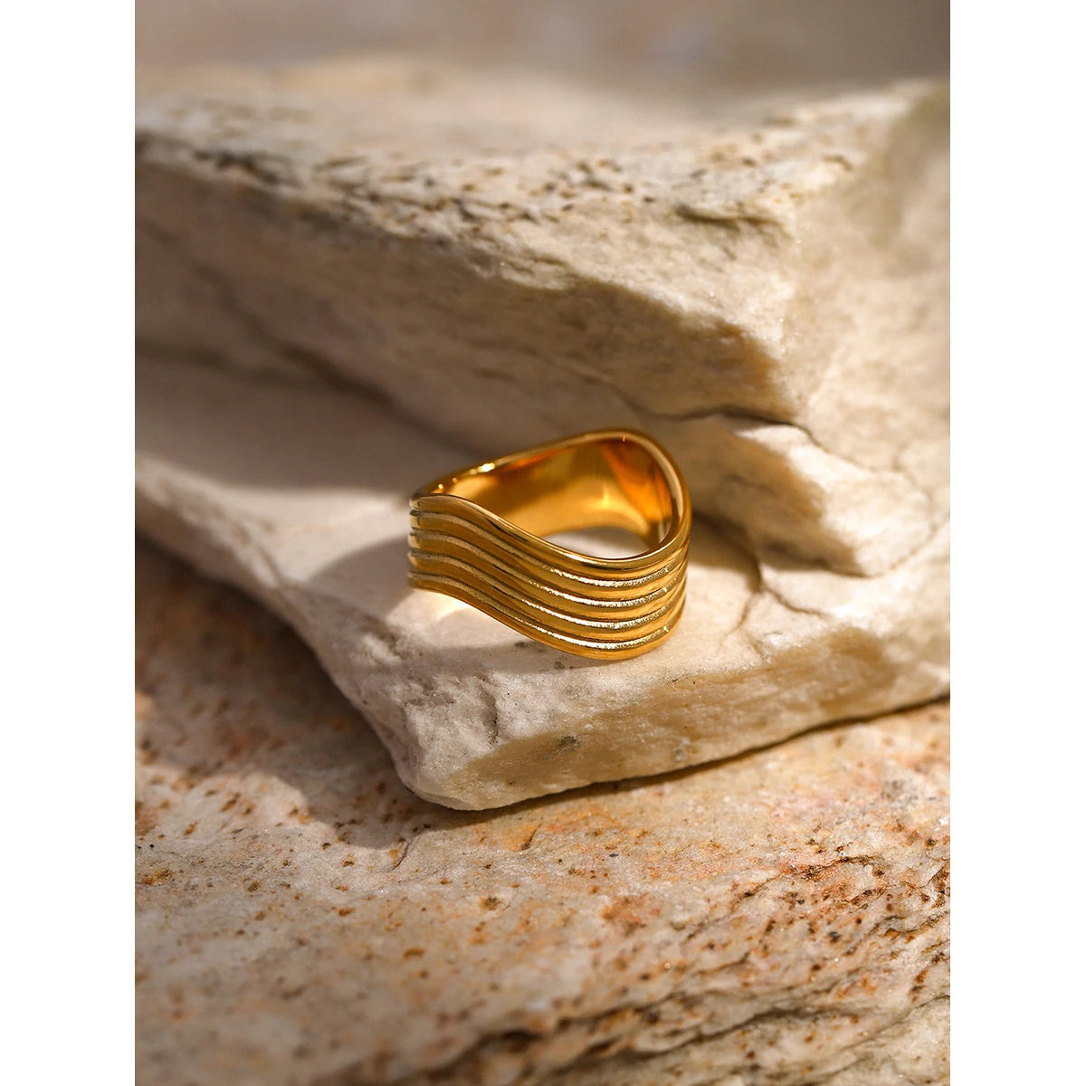 Exquisito anillo cerrado ondulado de líneas simples geométricas de acero inoxidable 18K impermeable para mujer de alta calidad бижутерия regalo para fiesta