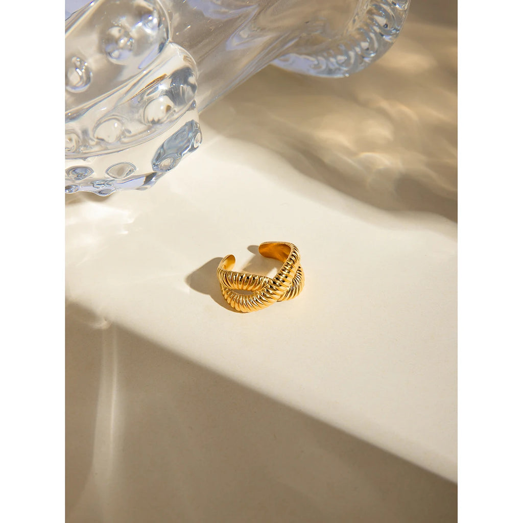 Anel Feminino de Aço Inoxidável com Design Cruzado Atraente, Abertura Rosqueada, Revestido em PVD 18K à Prova d'Água