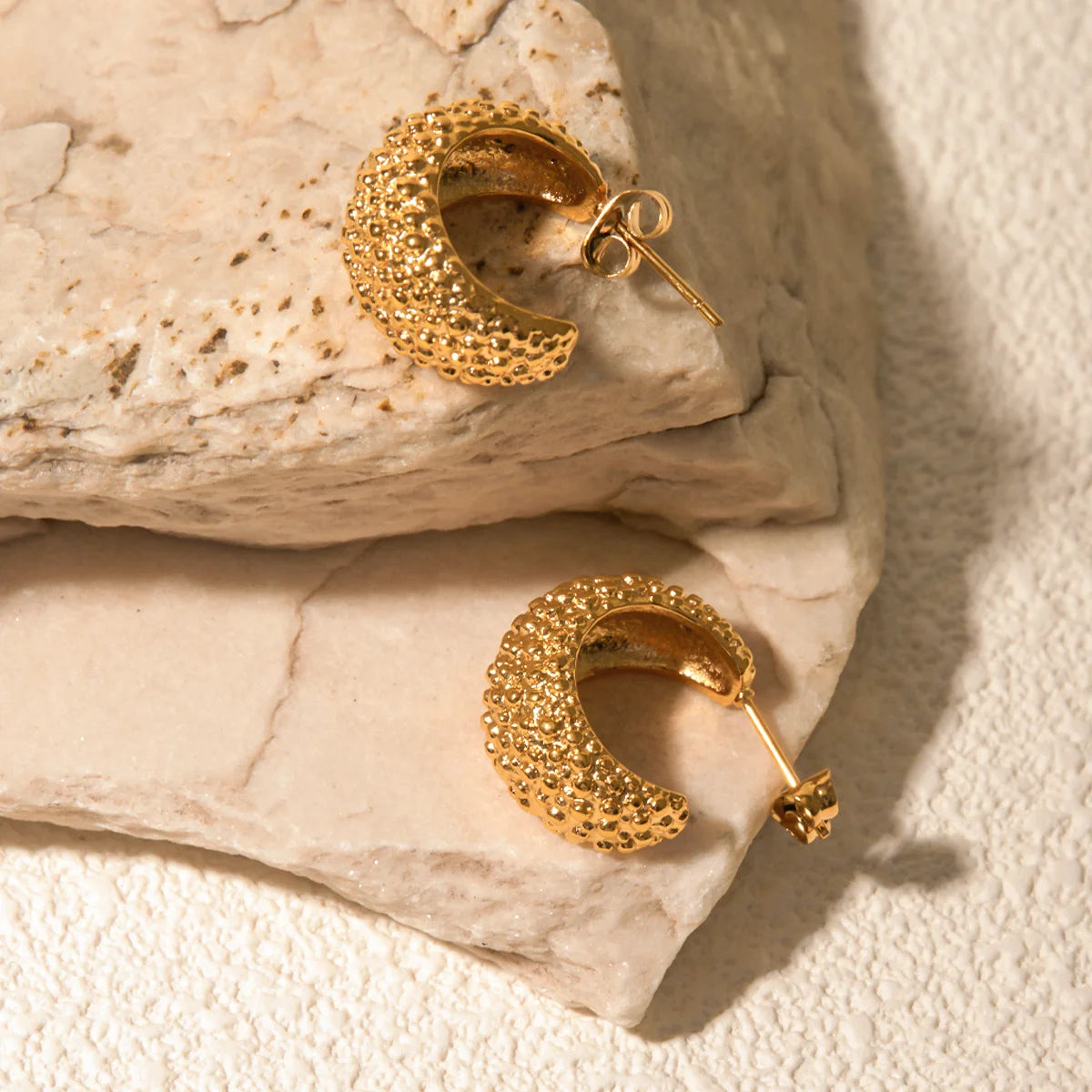 Unikke 18 karat forgyldte stilfulde tekstur C-formede ørestikker rustfrit stål kvinder Anti-allergisk metal karakteristiske smykker