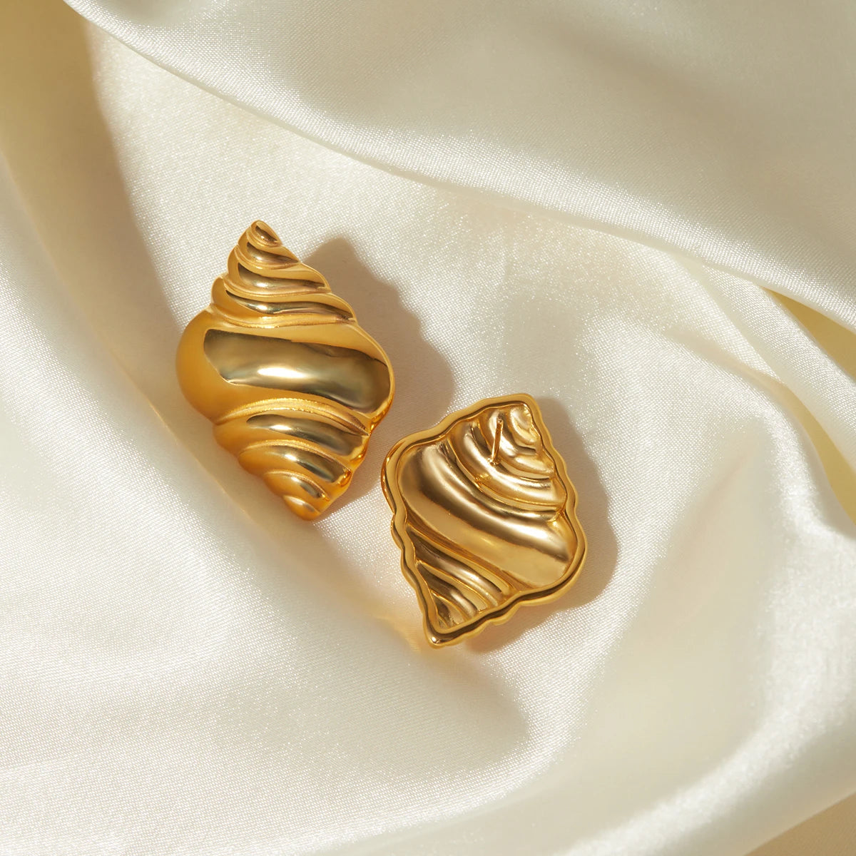 Leichte Gemütliche Minimalistische Muschel/Croissant-förmige Ohrringe aus Edelstahl Statement-Metall 18k Goldbeschichtet Wasserdichter Schmuck für Frauen