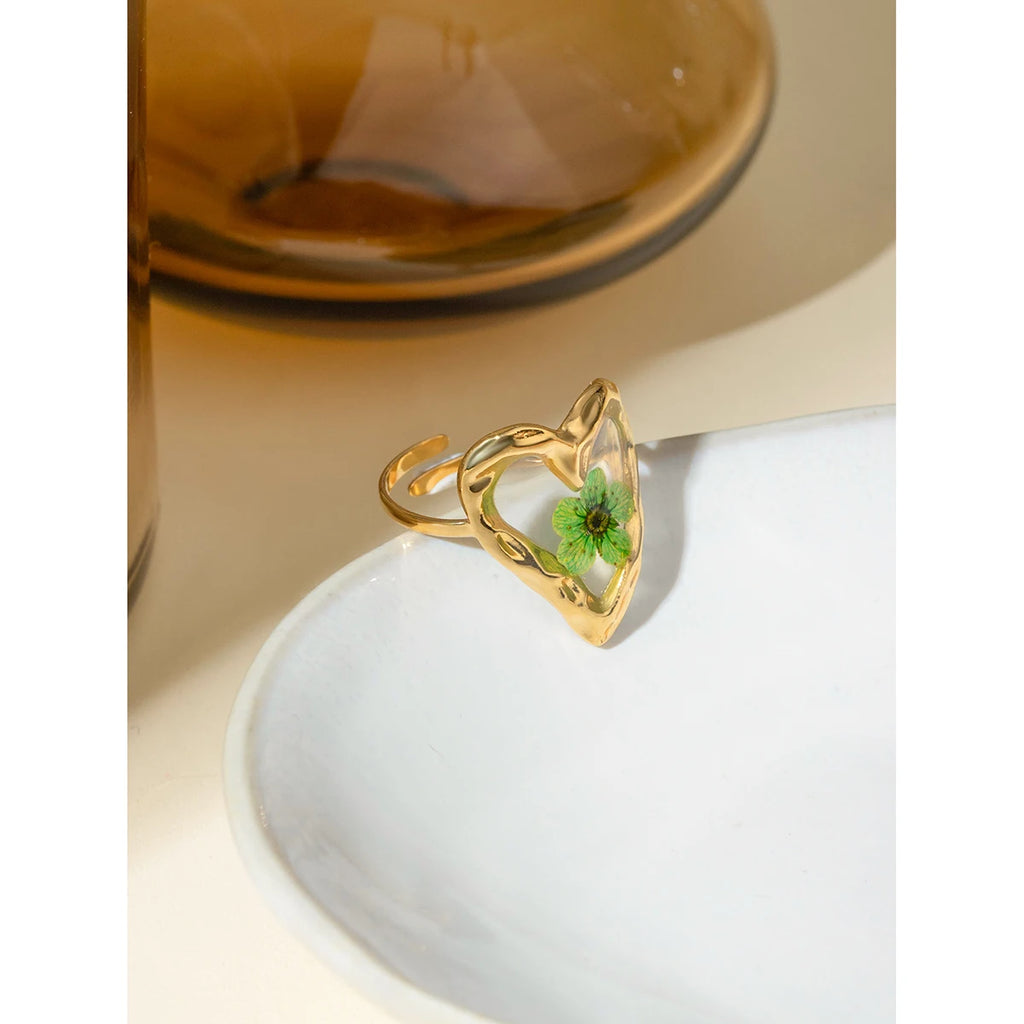 Edelstahl 18K PVD-beschichteter Liebesherzförmiger Blumenring mit getrockneter grüner Pflaume für Damen, Sandstrand, hochwertiger Charmschmuck