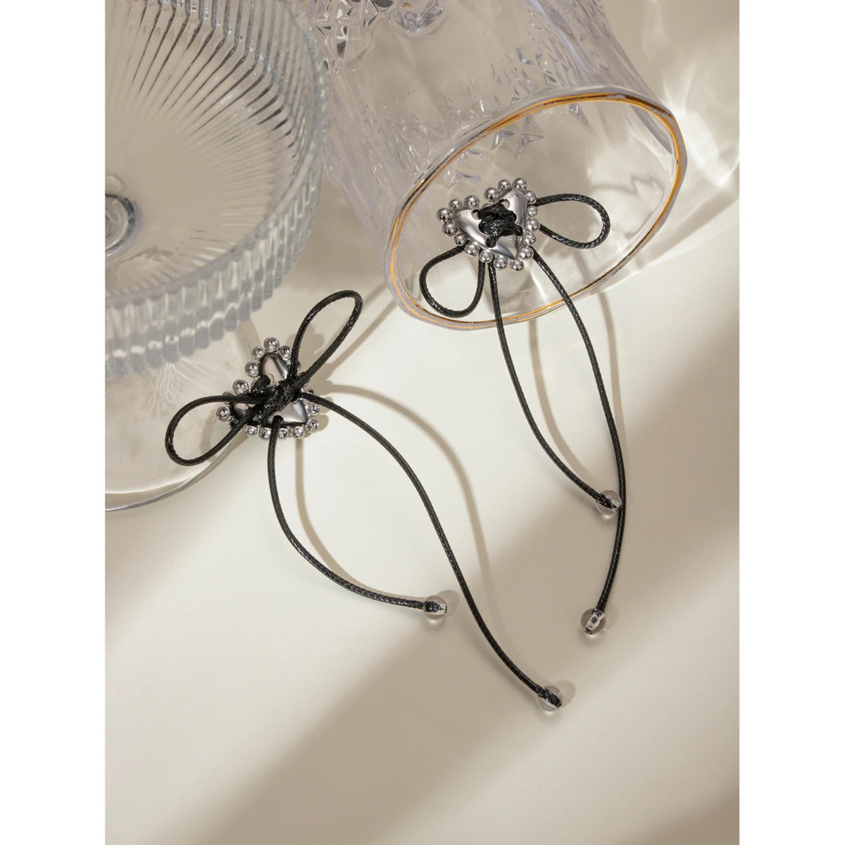 Pendientes de cordón de cera negra con corazón gótico de estilo Y2K ligero y acogedor chapado en color acero minimalista para mujer, joyería llamativa encantadora