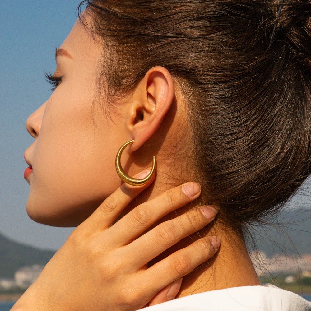 Rustfrit stål måne C-formede fjederøreringe Anløbssikre Low-Key luksus 18K guldbelagte vintage øresmykker til kvinder