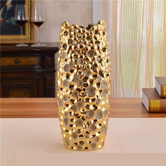 Vase en céramique doré élégant pour la décoration de la maison Urne créative en porcelaine Pot de fleur décoratif Design européen haut de gamme pour la décoration de mariage Pièce maîtresse de table parfaite