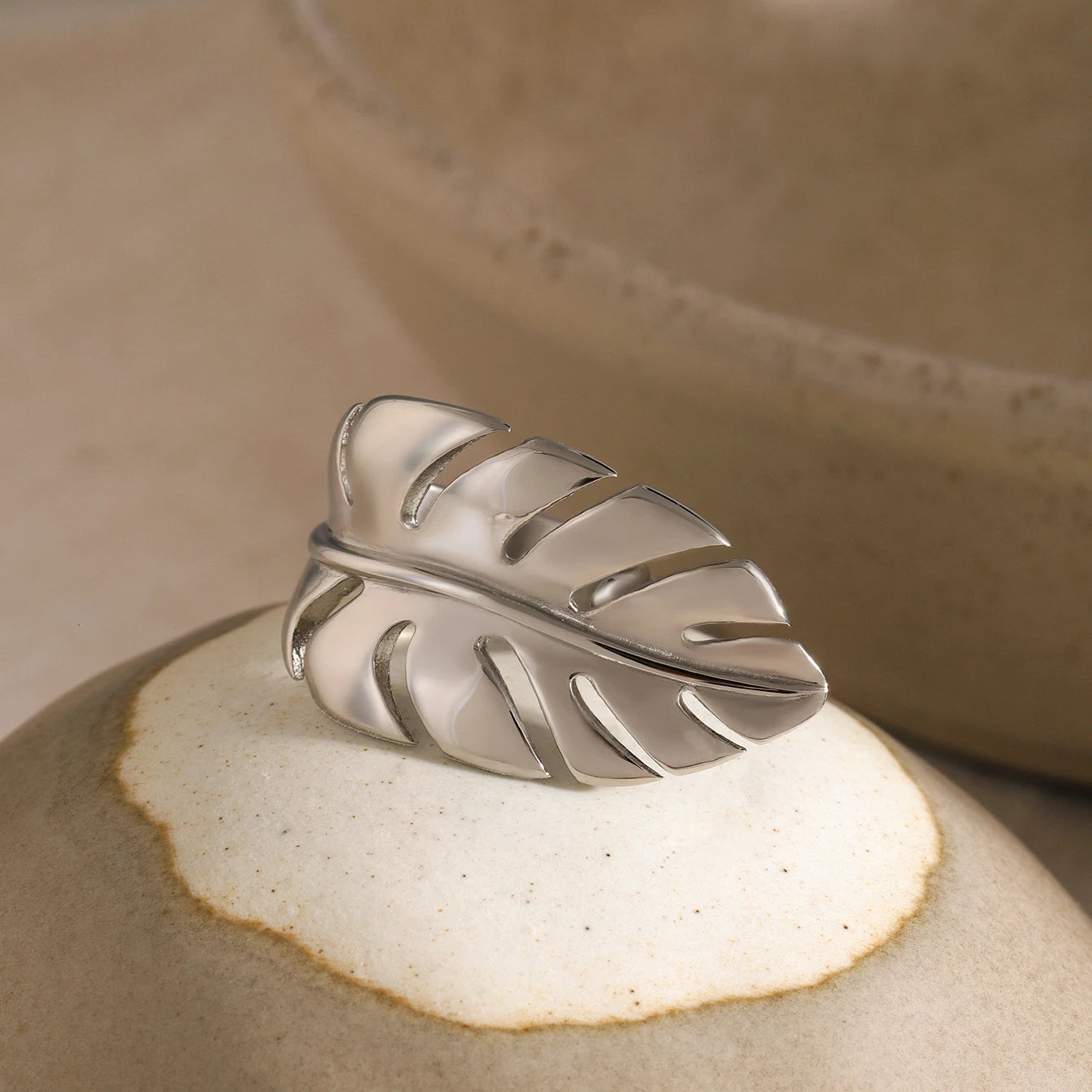 Stylish 18K PVD Plated Stainless Steel Smooth Leaf Feather Open Ring Metal Rust Proof High Quality Statement Jewelry Bijoux