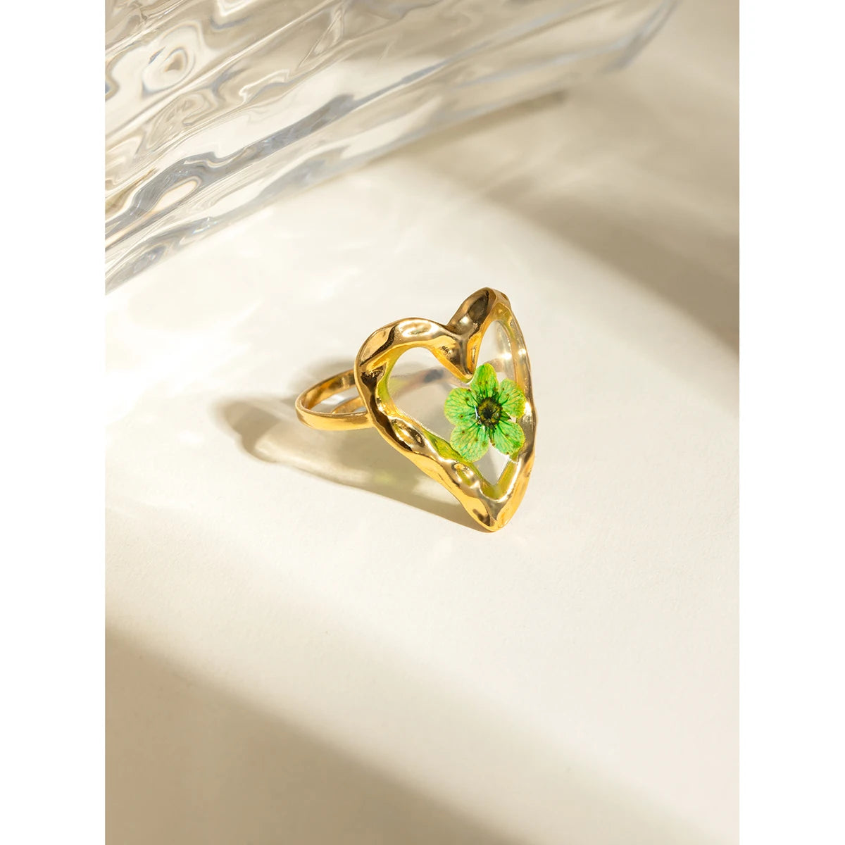 Edelstahl 18K PVD-beschichteter Liebesherzförmiger Blumenring mit getrockneter grüner Pflaume für Damen, Sandstrand, hochwertiger Charmschmuck