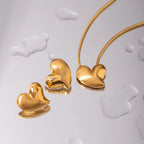 Halvfritliggende rustfrit stål 18K forgyldt kærlighedshjerte glatte børstede øreringe og halskæde Low Key Luksus Kvinder iført smykker